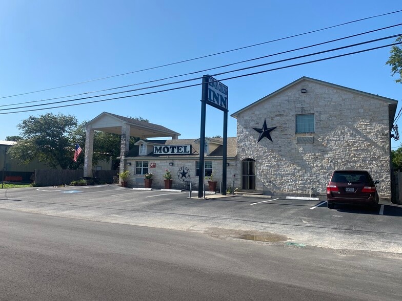 More Photos Of 352 E Vaughan St, Bertram Hotel For Sale