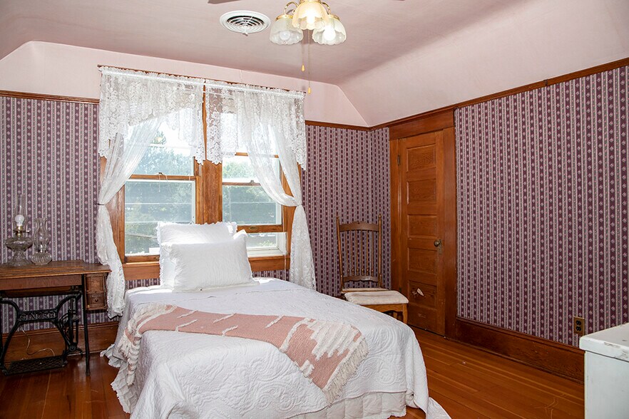 More Photos Of 139 SW I St, Grants Pass Specialty For Sale