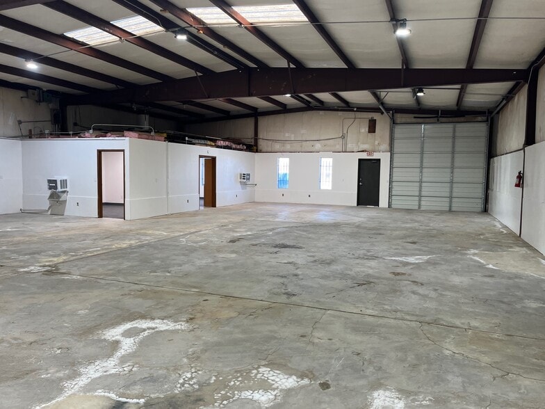 More Photos Of 4420 SW 33rd St, Oklahoma City Manufacturing For Lease