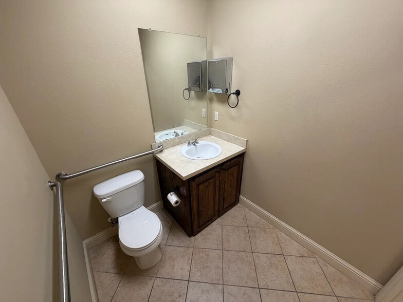 More Photos Of 2217 Martin Dr, Bedford Medical For Lease