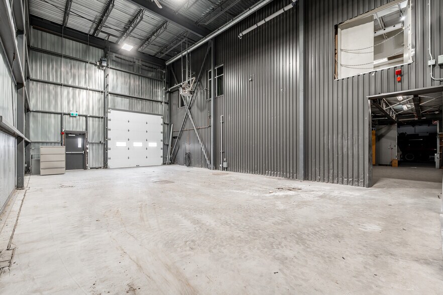 More Photos Of 5000 Rue Bernard-Lefebvre, Laval Light Distribution For Sale