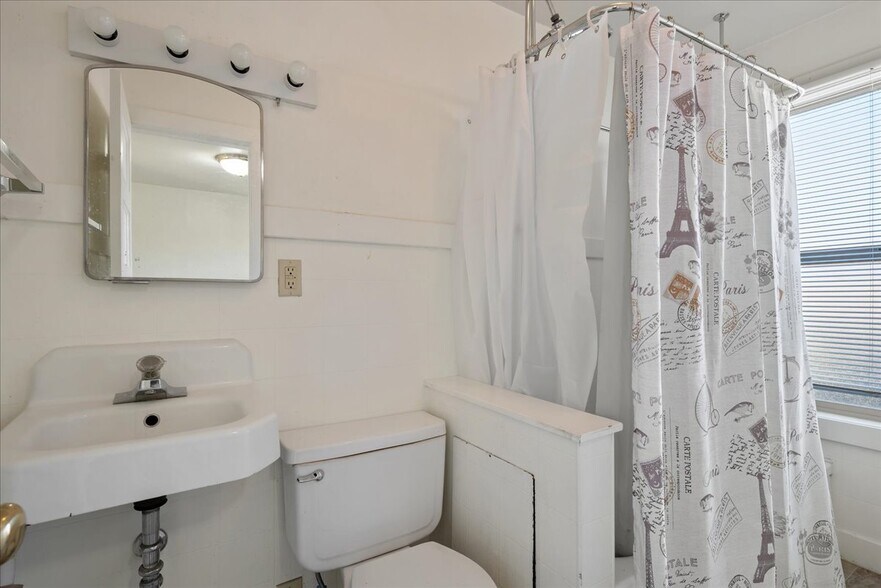 More Photos Of 1501 Carbon Ave, Cheyenne Office For Lease