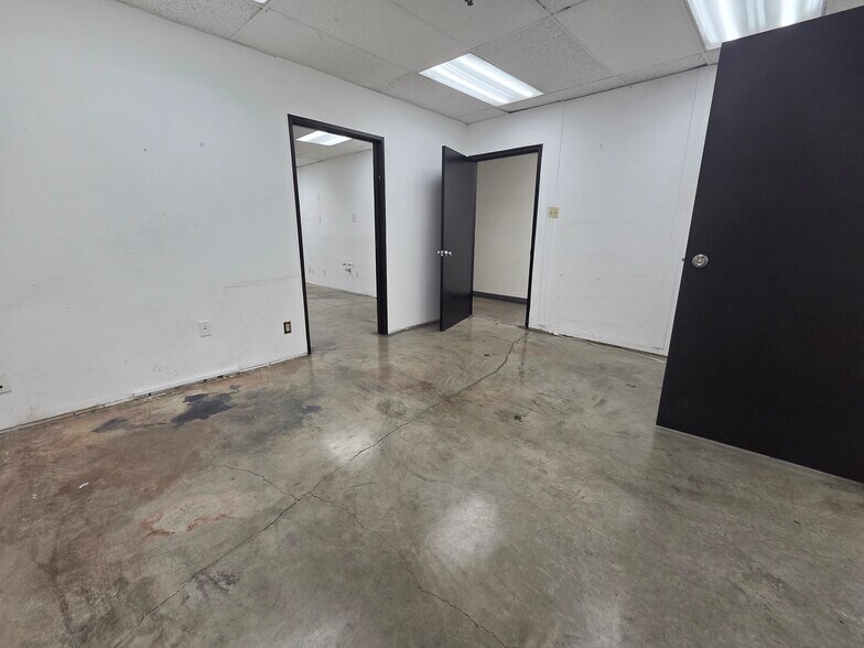 More Photos Of 341 W 31st St, Los Angeles Warehouse For Lease