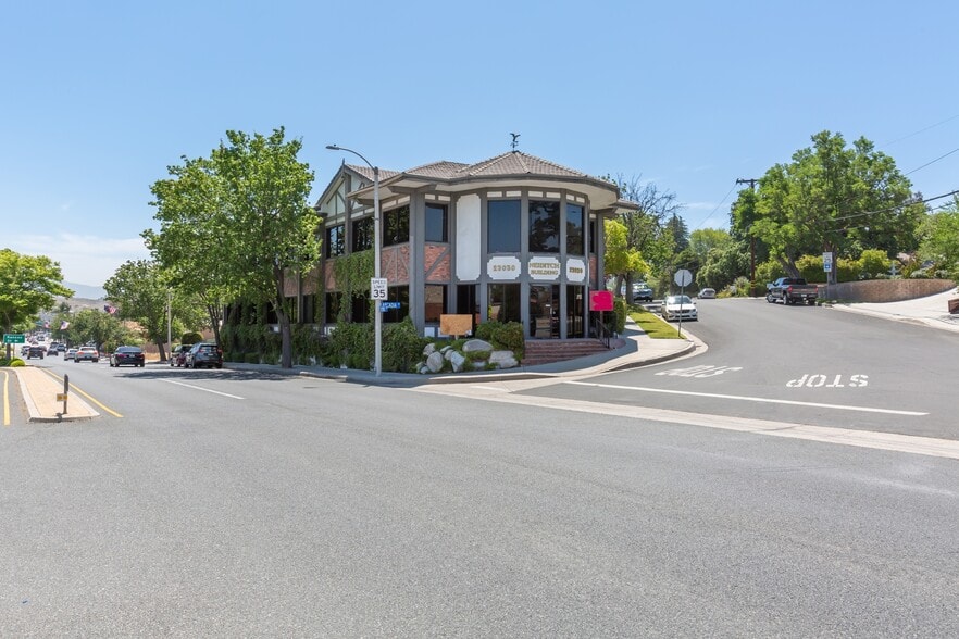 More Photos Of 23030 Lyons Ave, Santa Clarita Medical For Lease