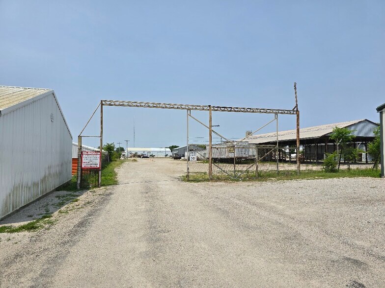More Photos Of 808 W Walnut St, Fairbury Industrial For Sale
