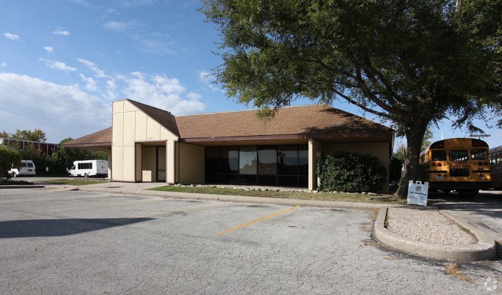 Primary Photo Of 12404 Blue Ridge Blvd, Grandview Freestanding For Lease