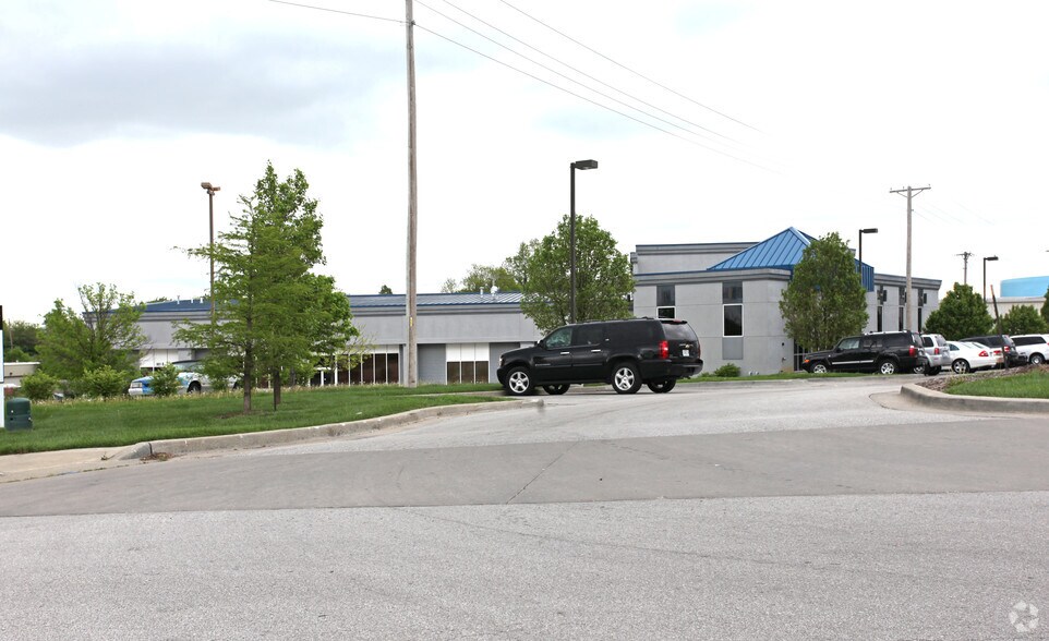 More Photos Of 801 NW Commerce Dr, Lee's Summit Sports And Entertainment For Sale