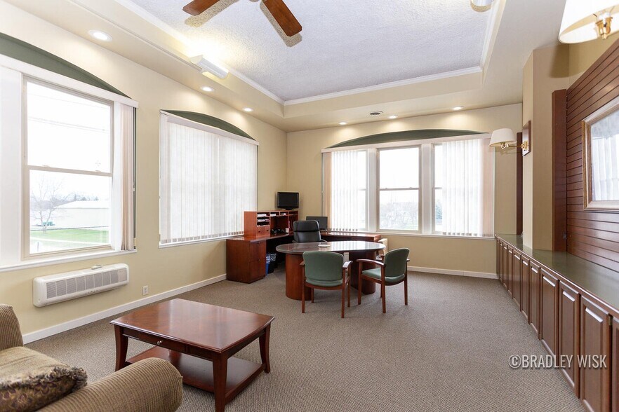 More Photos Of 581 Ottawa Ave, Holland Light Distribution For Sale