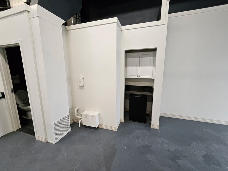 More Photos Of 541 N Wolf Rd, Wheeling Warehouse For Lease