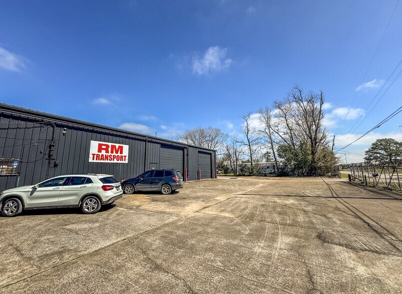 More Photos Of 7206 Elbert, Houston Warehouse For Sale
