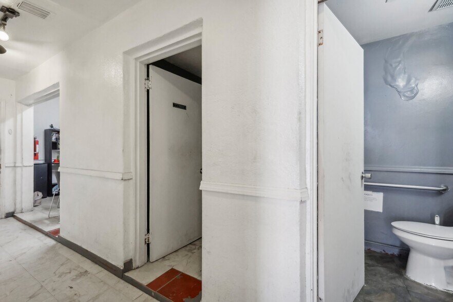 More Photos Of 15150 W Dixie Hwy, North Miami Beach Auto Repair For Sale