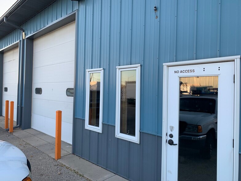 More Photos Of 470 Jennings Dr, Lake In The Hills Service For Lease