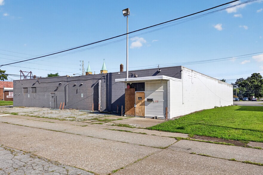 More Photos Of 300 E 28 St, Lorain General Retail For Sale