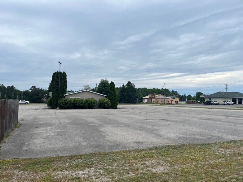 More Photos Of 810 N Birch St, Kalkaska Office For Sale