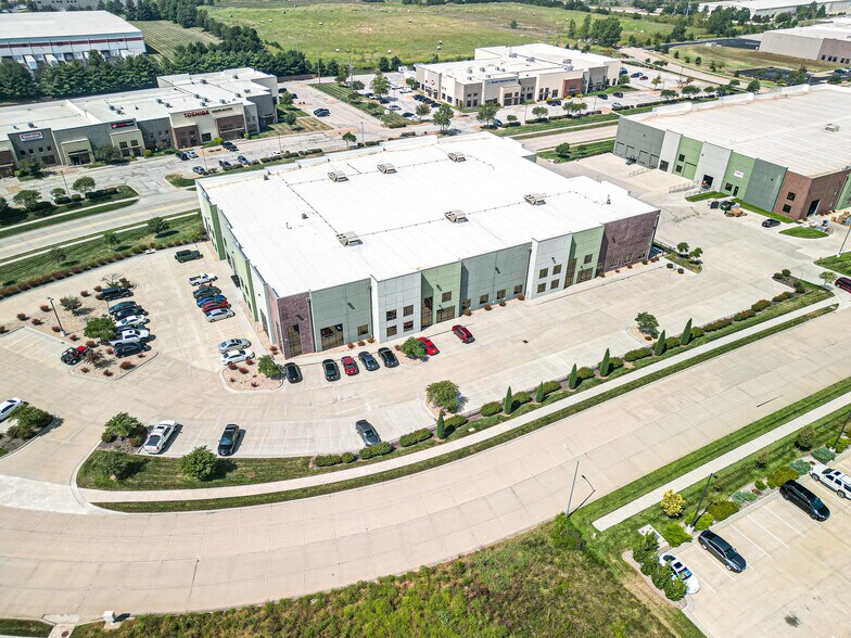 More Photos Of 2620 NE McBaine Dr, Lee's Summit Warehouse For Lease