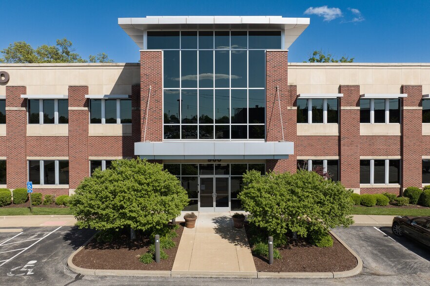 More Photos Of 900 N Rock Hill Rd, Saint Louis Office For Sale