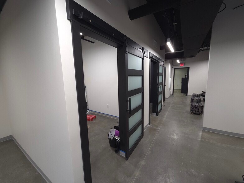 More Photos Of 7510 N Oak Trfy, Gladstone Apartments For Lease