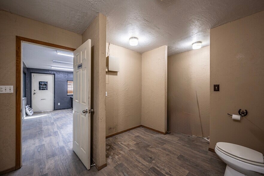 More Photos Of 11206 N Broadway Ave, Ada Warehouse For Sale