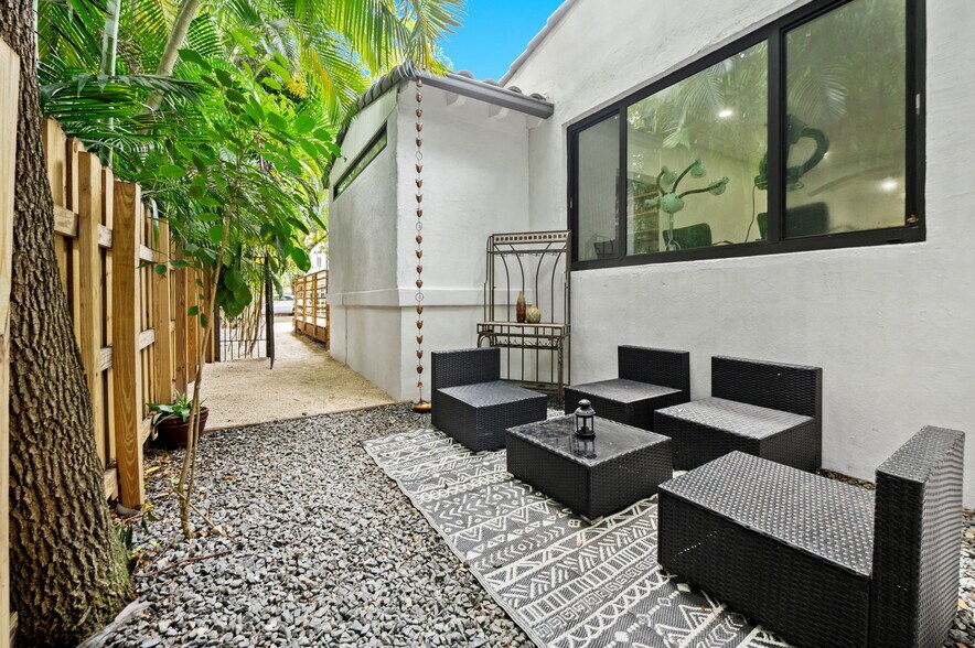 More Photos Of 5981 NE 6th Ave, Miami Office For Sale