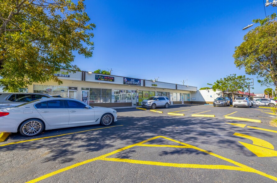 More Photos Of 820 SE 8th St, Hialeah General Retail For Sale