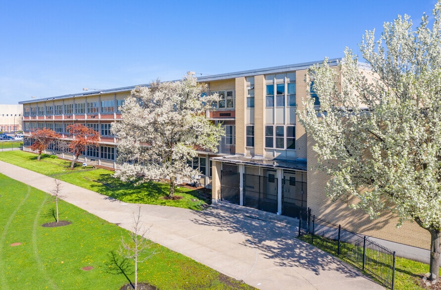 More Photos Of 2306 W Maypole Ave, Chicago Schools For Sale
