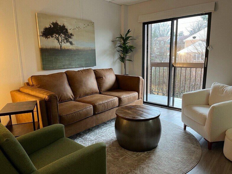 More Photos Of 450 Maple Ave E, Vienna Unknown For Lease