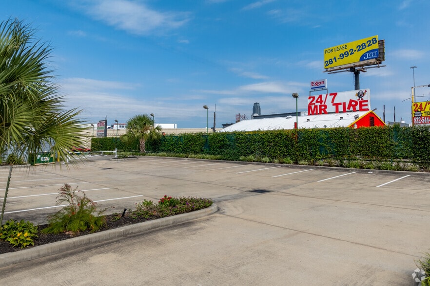 More Photos Of 5633 Southwest Fwy, Houston Freestanding For Lease