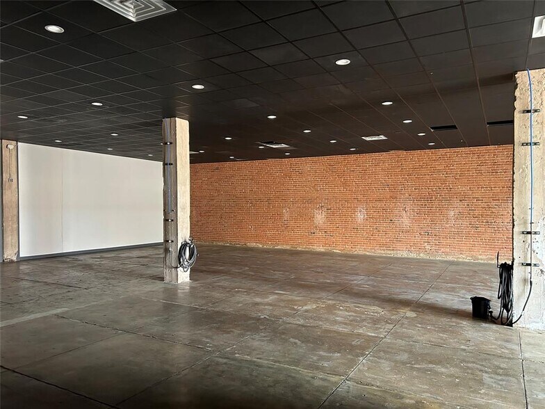 More Photos Of 141 Oak St, Abilene Storefront Retail Office For Lease