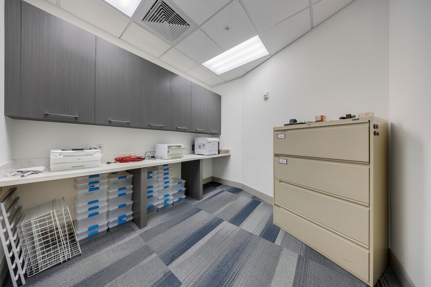More Photos Of 2920-2950 NE 207th St, Aventura Unknown For Lease