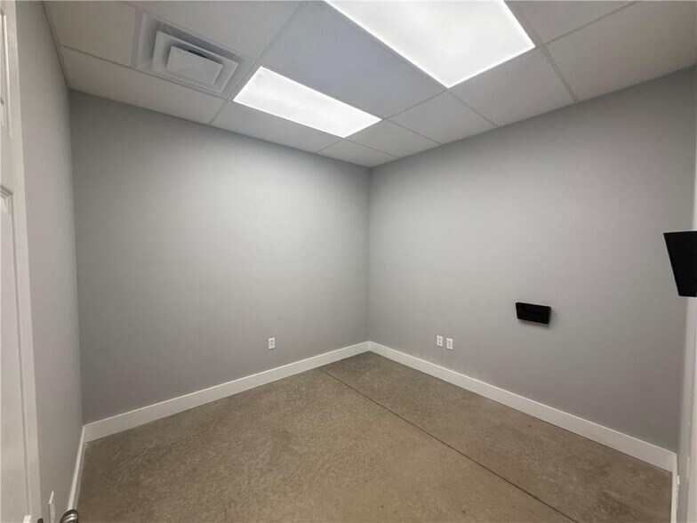 More Photos Of 162 Grading Ln, Cave Springs Flex For Lease