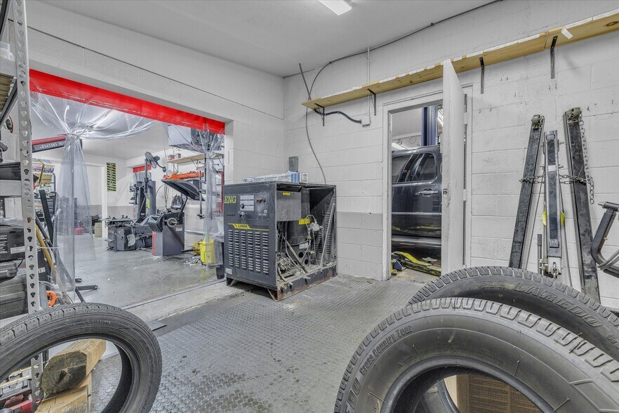 More Photos Of 1474 Peters Creek Rd NW, Roanoke Auto Repair For Sale