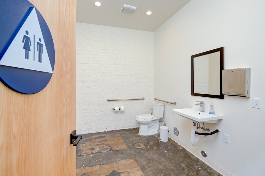 More Photos Of 2616 W Jefferson Blvd, Los Angeles Showroom For Sale