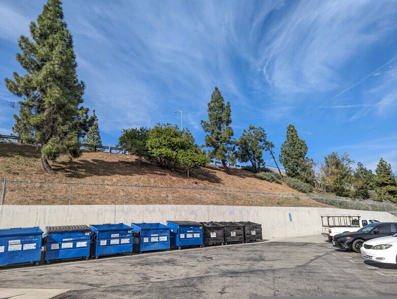 More Photos Of 19431 Business Center Dr, Northridge Warehouse For Lease