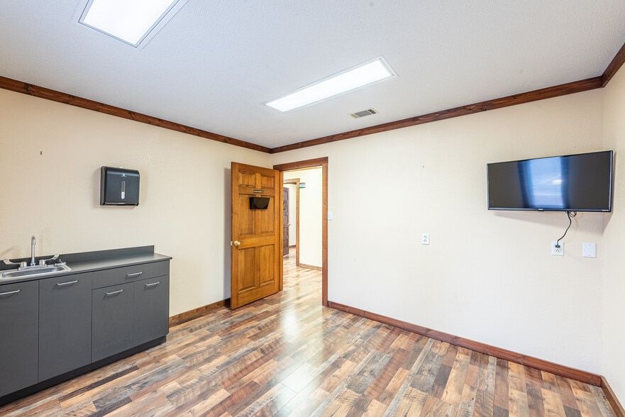 More Photos Of 706 W Barnard St, Glennville Medical For Sale