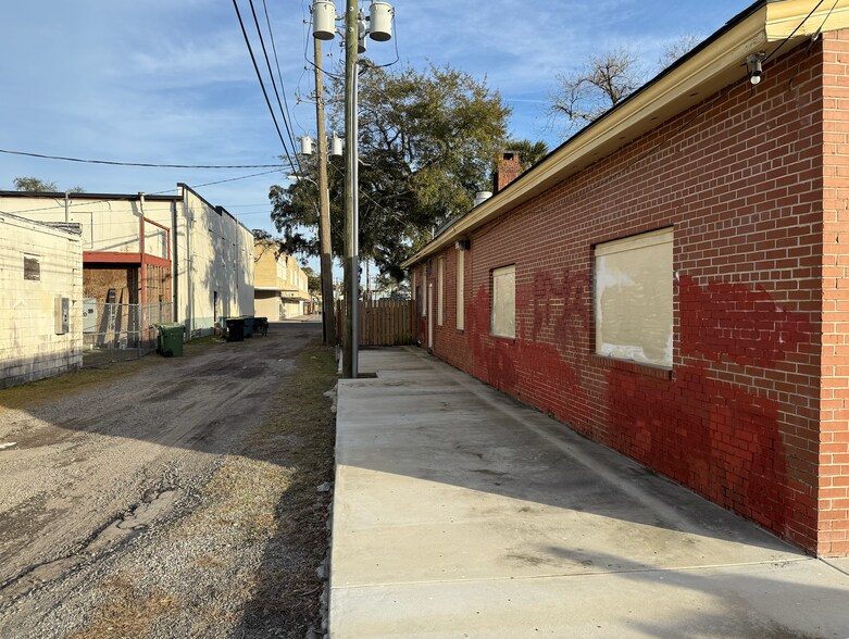 More Photos Of 6 W Henry St, Savannah Freestanding For Sale