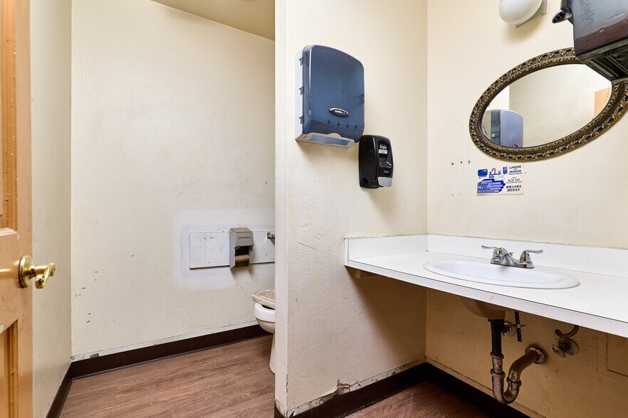 More Photos Of 910 2nd St, Sacramento Bar For Sale