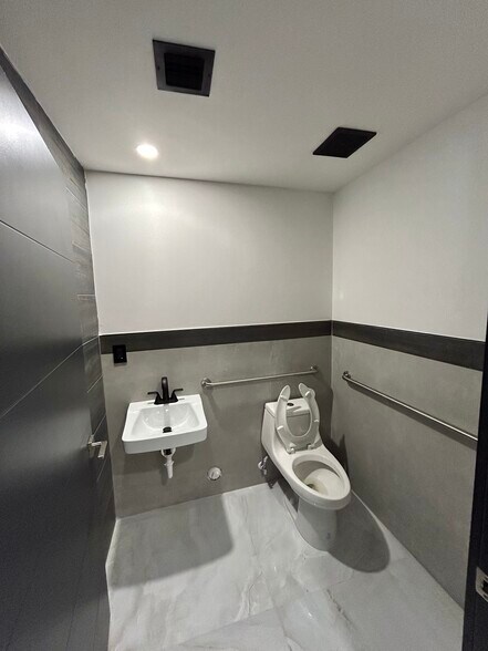 More Photos Of 2100 E Commercial Blvd, Fort Lauderdale Storefront Retail Office For Lease