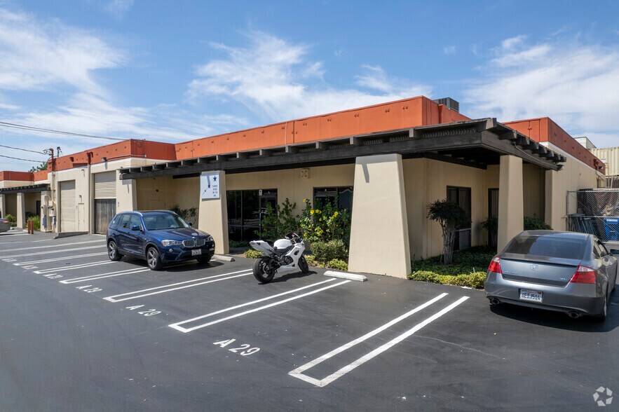 More Photos Of 21029 Itasca St, Chatsworth Warehouse For Lease