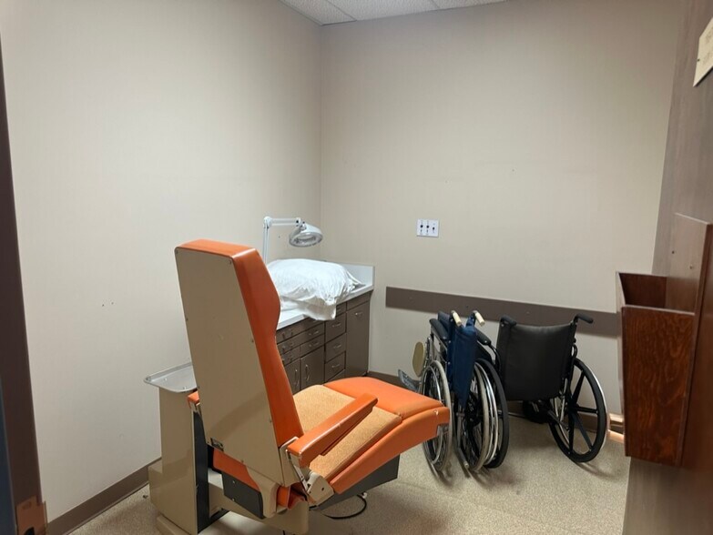 More Photos Of 2708 McGraw Dr, Bloomington Medical For Sale