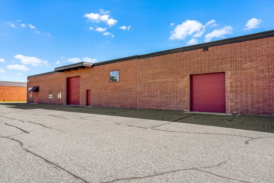 More Photos Of 130-150 Eva St, Saint Paul Warehouse For Sale