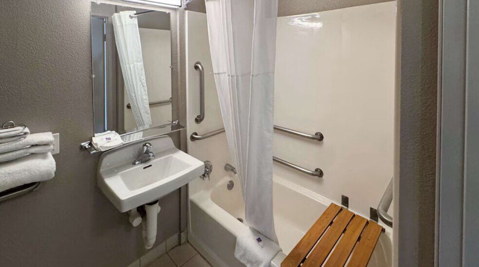 More Photos Of 1535 W Milwaukee Ave, Glenview Hotel For Sale