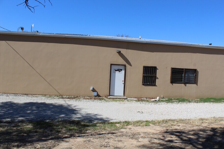 More Photos Of 1808 Barnett Dr, Weatherford Warehouse For Lease