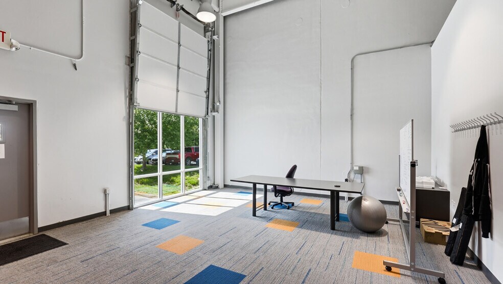 More Photos Of 635 Trade Center Blvd, Chesterfield Flex For Sale