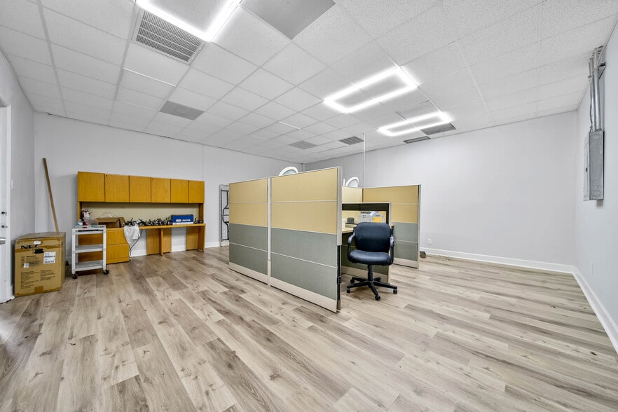 More Photos Of 6430 Hillcroft Ave, Houston Office For Sale