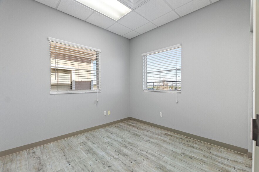 More Photos Of 105 Park Place Blvd, Davenport Medical For Sale