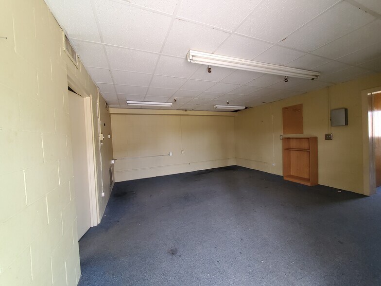 More Photos Of 94 E Adams St, Forsyth Warehouse For Lease