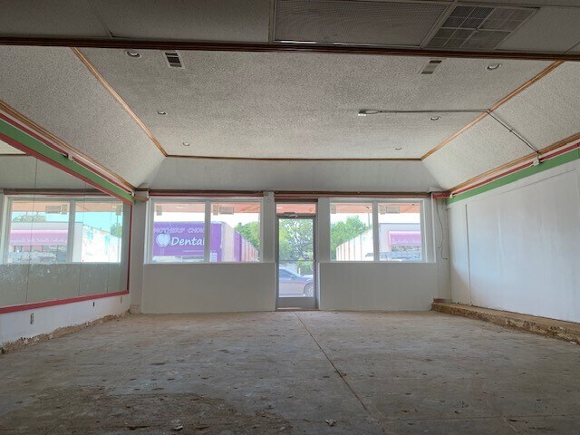 More Photos Of 2706 Samuell Blvd, Dallas Storefront For Lease