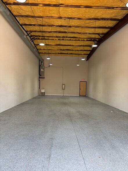 More Photos Of 720 S Bell Blvd, Cedar Park Warehouse For Lease
