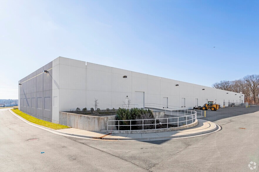 More Photos Of 8787 Snouffer School Rd, Gaithersburg Warehouse For Lease