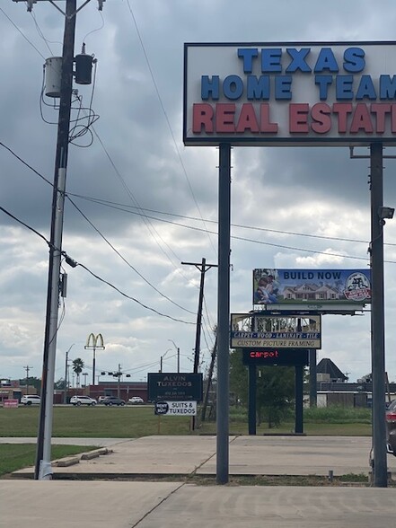 More Photos Of 2670 Highway 35 Byp S, Alvin Office For Sale